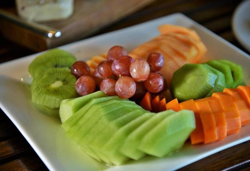 Отель Rhino Walking Safaris