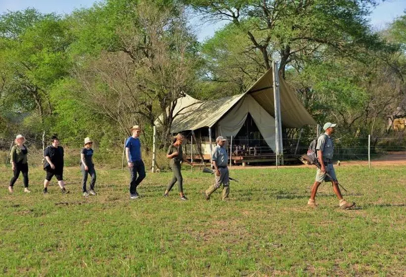 Hotelli Rhino Walking Safaris