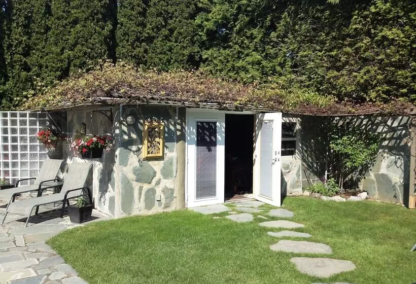Hotelli The Stone Hedge Bed And Breakfast