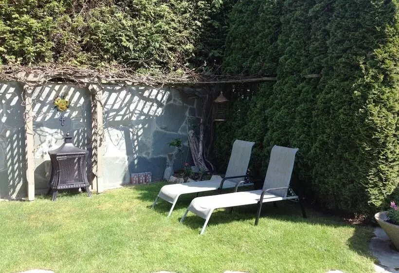ホテル The Stone Hedge Bed And Breakfast