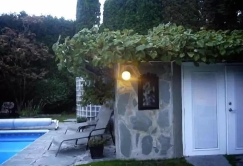 Hotelli The Stone Hedge Bed And Breakfast