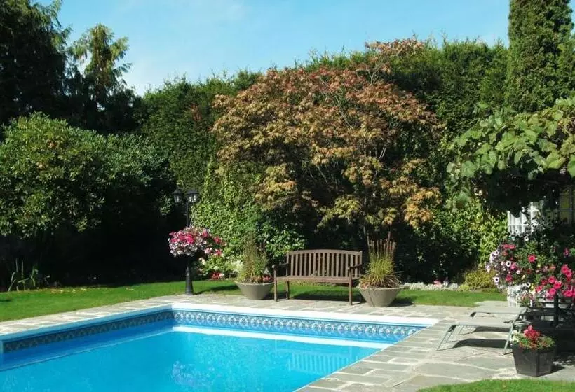Hotelli The Stone Hedge Bed And Breakfast