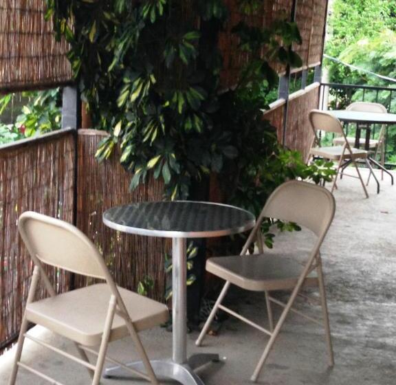 Melrost Airport Bed & Breakfast