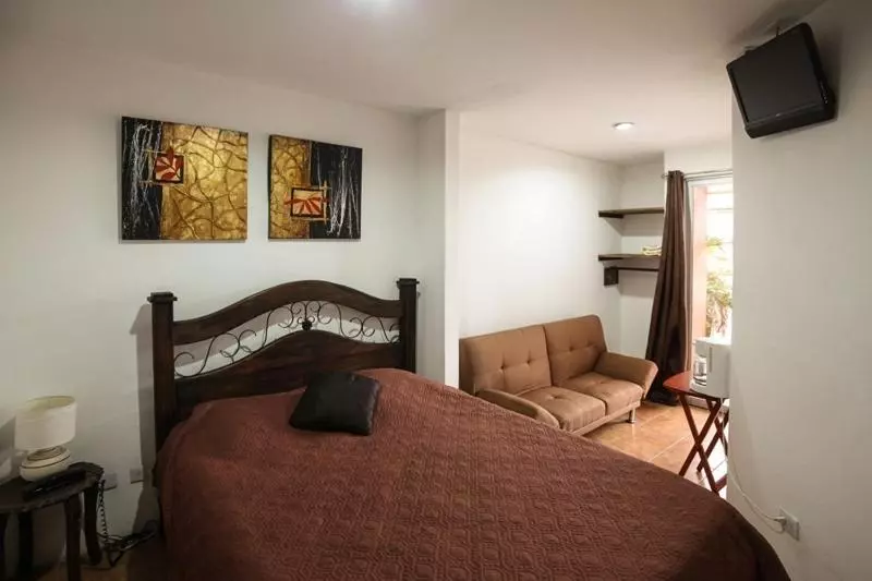 Melrost Airport Bed & Breakfast