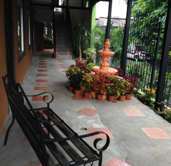 Melrost Airport Bed & Breakfast