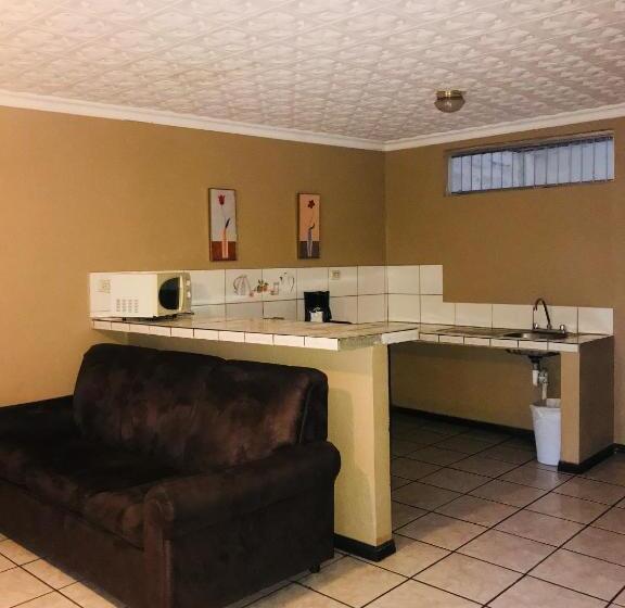 Melrost Airport Bed & Breakfast