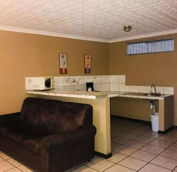 Melrost Airport Bed & Breakfast