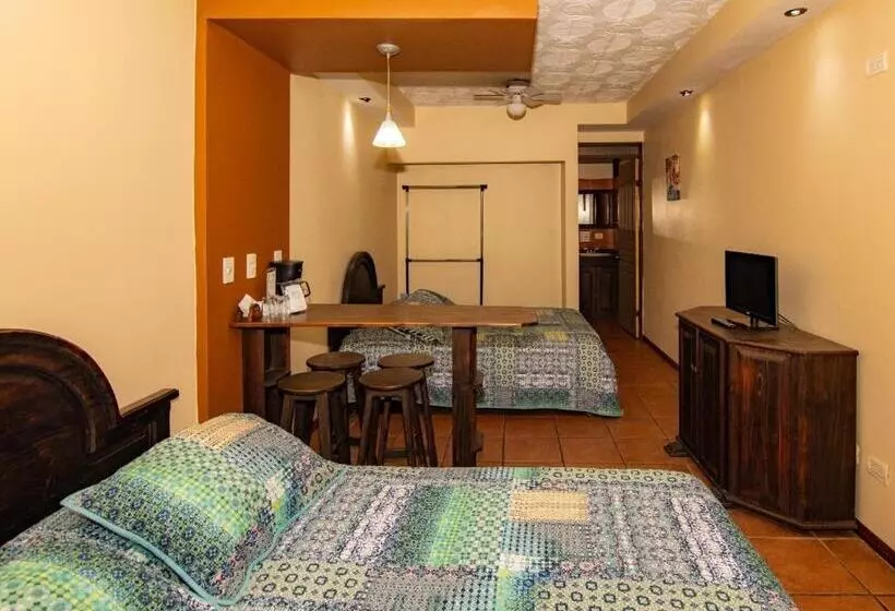 Melrost Airport Bed & Breakfast