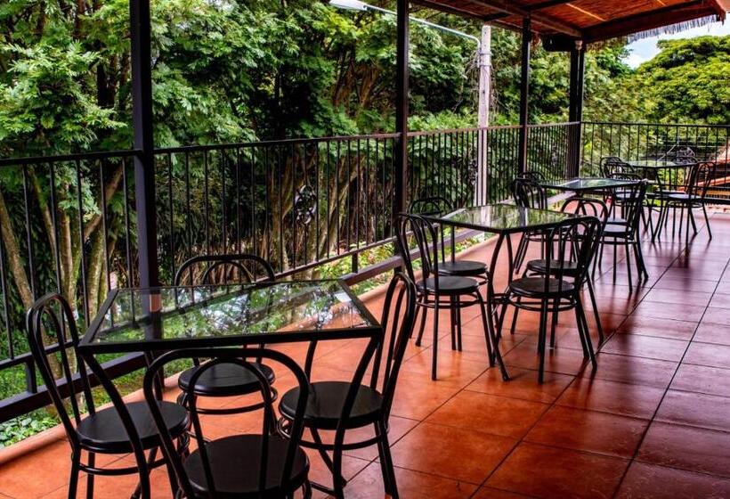 Melrost Airport Bed & Breakfast