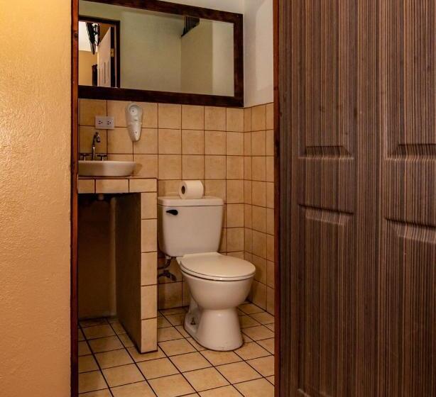 Melrost Airport Bed & Breakfast