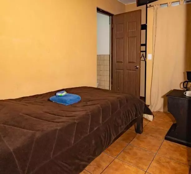 Melrost Airport Bed & Breakfast