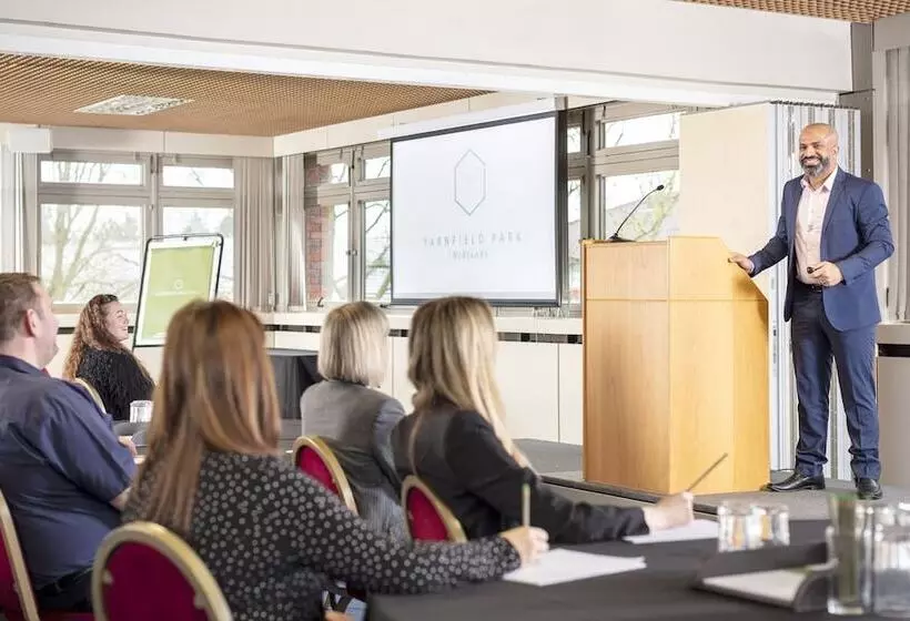 Hotelli Yarnfield Park Training And Conference Centre
