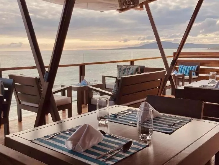 تختخواب و صبحانه Cormorant Beach House