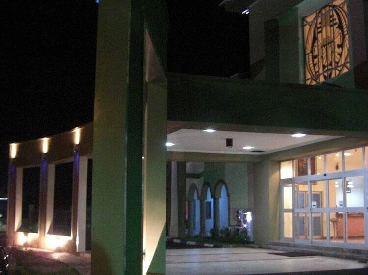 Axari Hotel & Suites