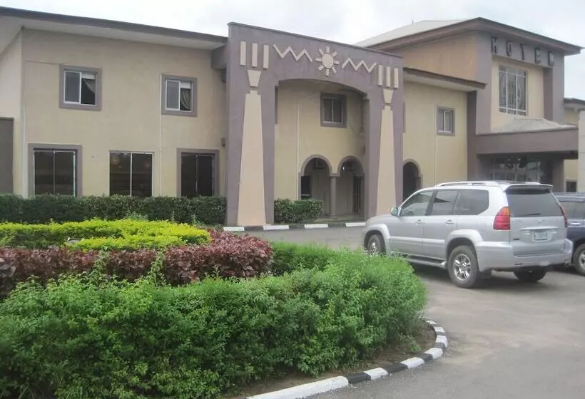 Axari Hotel & Suites