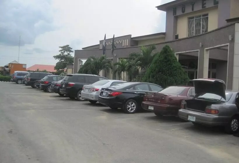 Axari Hotel & Suites