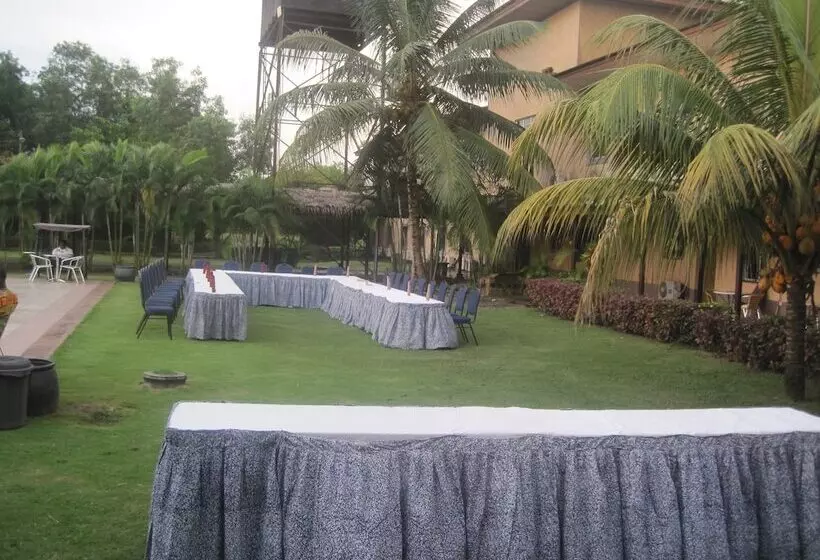 Axari Hotel & Suites