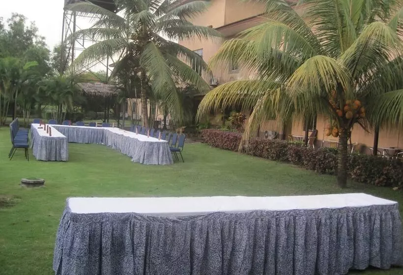 Axari Hotel & Suites