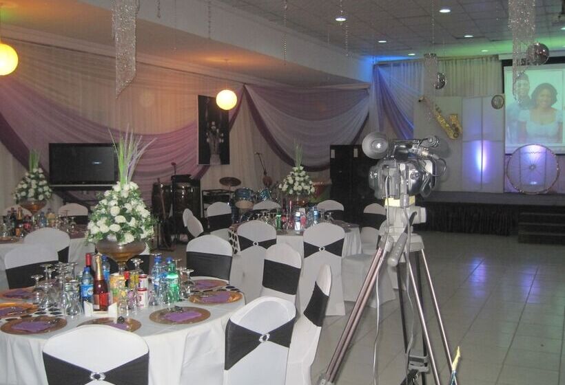 Axari Hotel & Suites