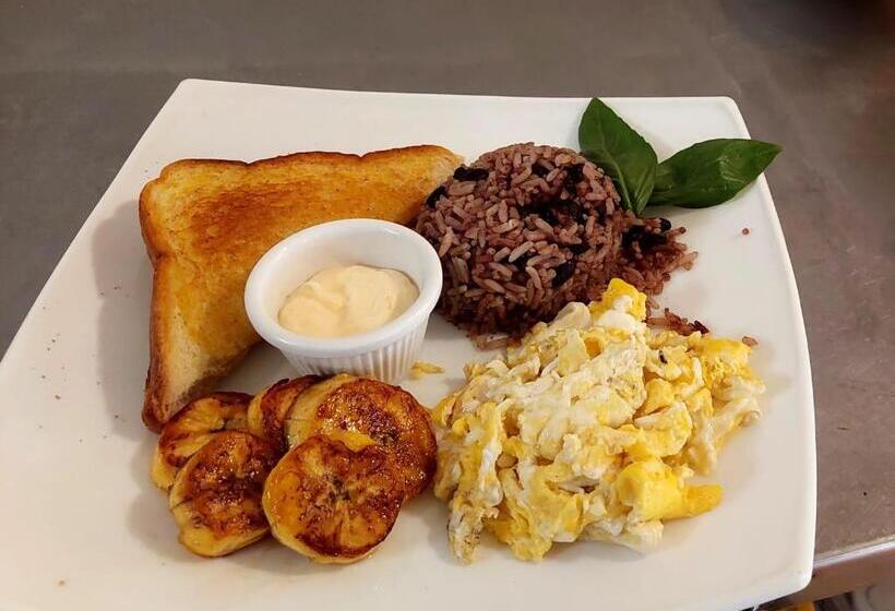 هتل M&m Beach House