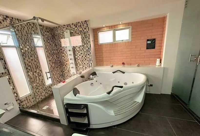 Hotelli Jade Spa