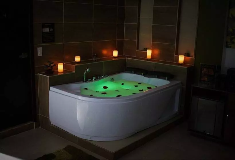 Hotelli Jade Spa