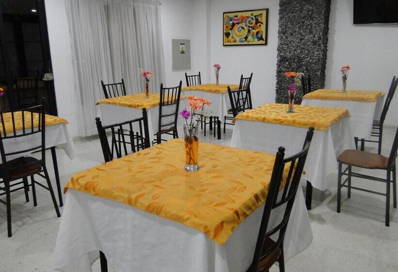 בית מלון כפרי Esmeralda Plaza