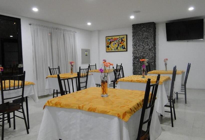 בית מלון כפרי Esmeralda Plaza