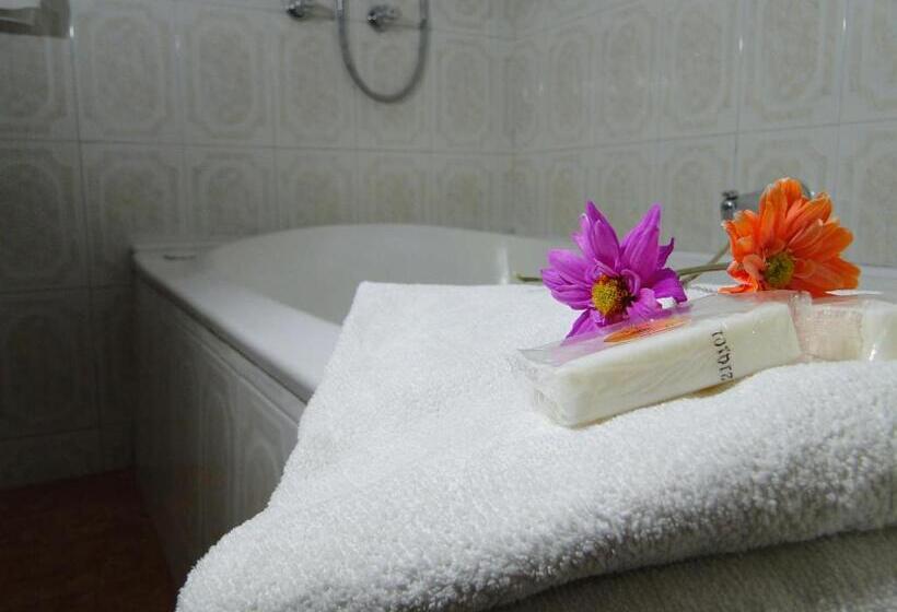 בית מלון כפרי Esmeralda Plaza