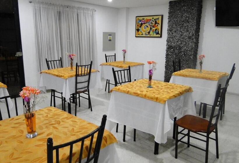 בית מלון כפרי Esmeralda Plaza