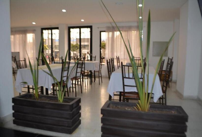 בית מלון כפרי Esmeralda Plaza