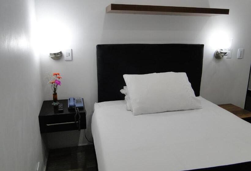 בית מלון כפרי Esmeralda Plaza