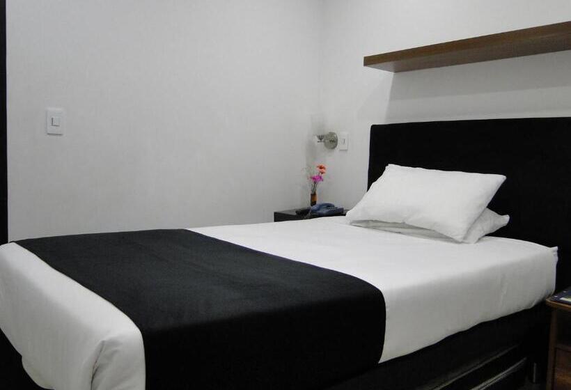 בית מלון כפרי Esmeralda Plaza