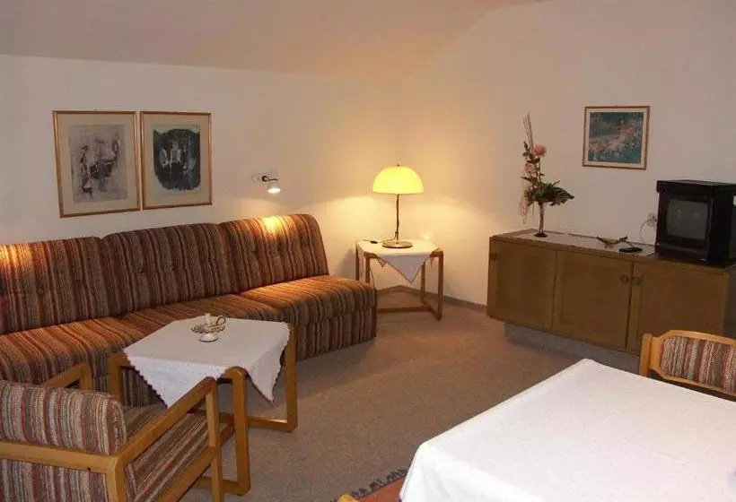 Hotelli Landhaus Pölzl