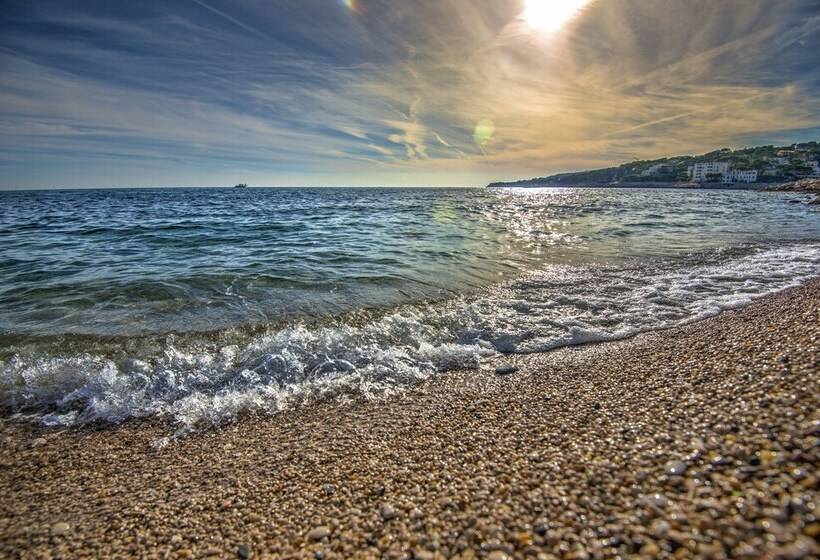 تختخواب و صبحانه La Demeure Insoupconnée