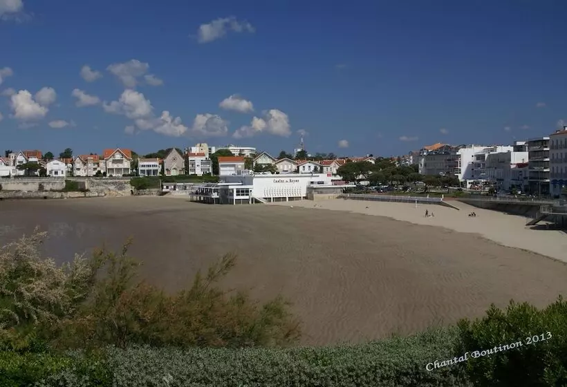 ベッドアンドブレックファースト Chambre D Hotes Les Volets Bleus Villa L Olivier Côté Mer