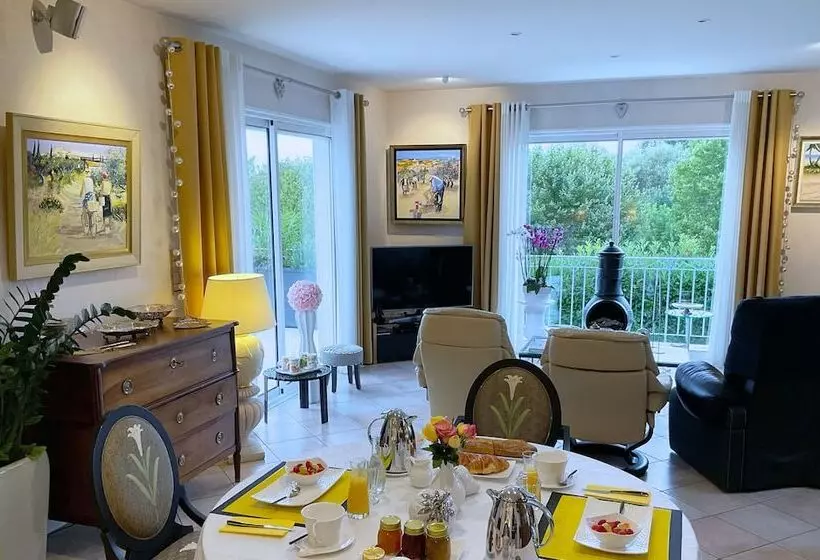 ベッドアンドブレックファースト Chambre D Hotes Les Volets Bleus Villa L Olivier Côté Mer