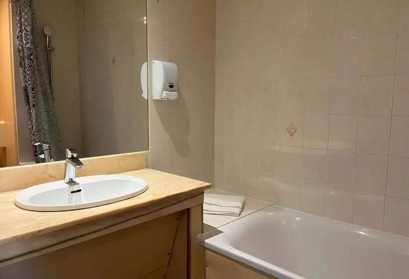 Hotelli Hôtel Le Lacuzon