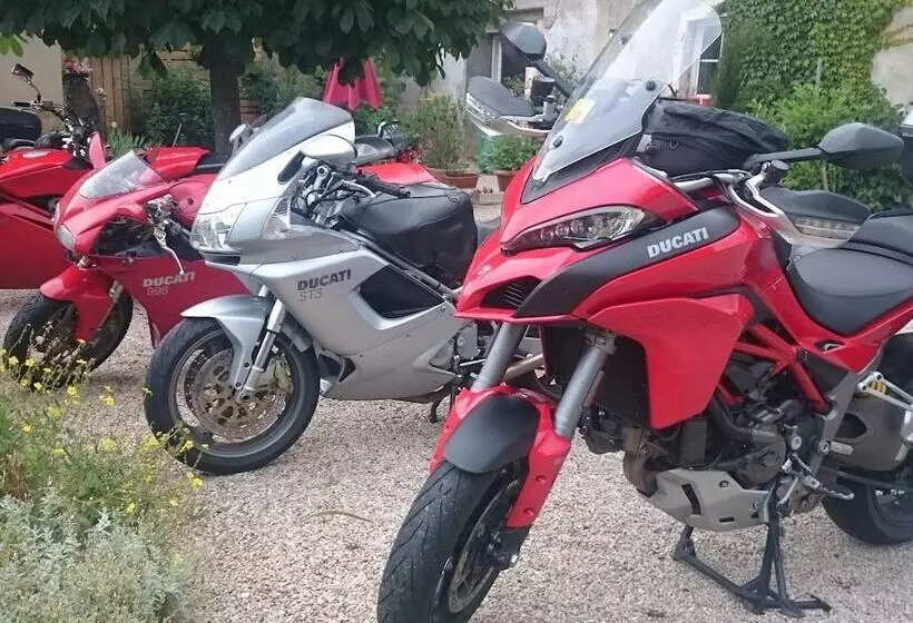 Aamiaismajoitus (B&B) A La Grenouille Du Jura