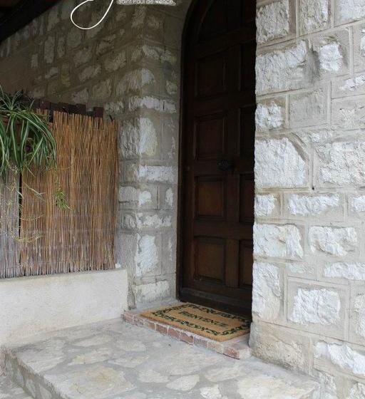 تختخواب و صبحانه Les Orangers