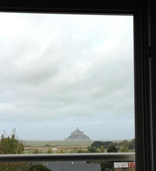 Отель Aux Chambres Du Mont