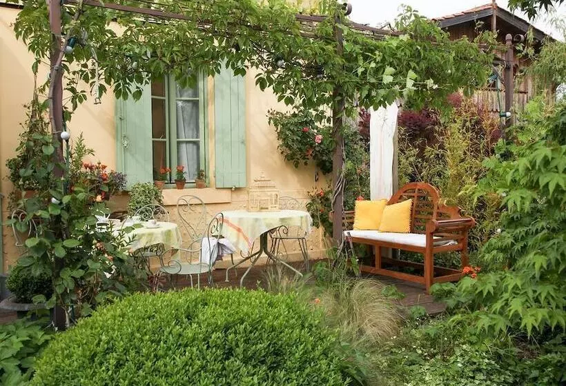 تختخواب و صبحانه Chambres Au Jardin