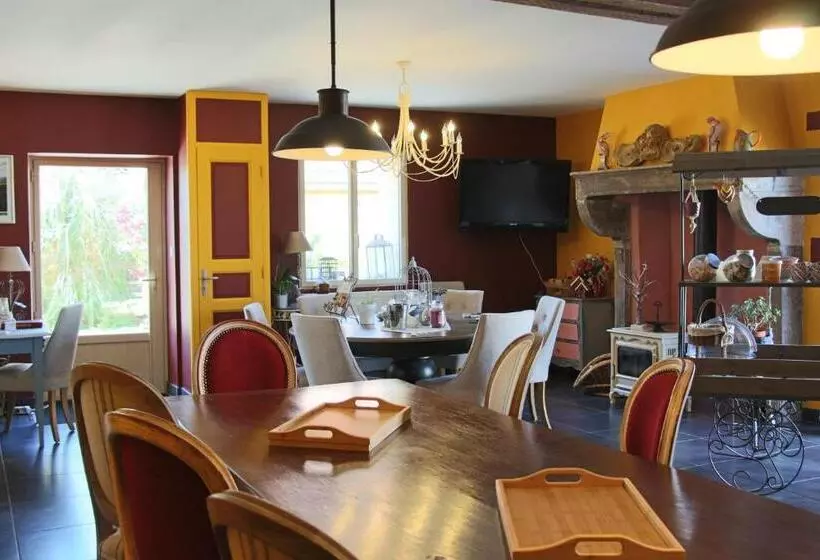 Aamiaismajoitus (B&B) Le Clos De La Challangette