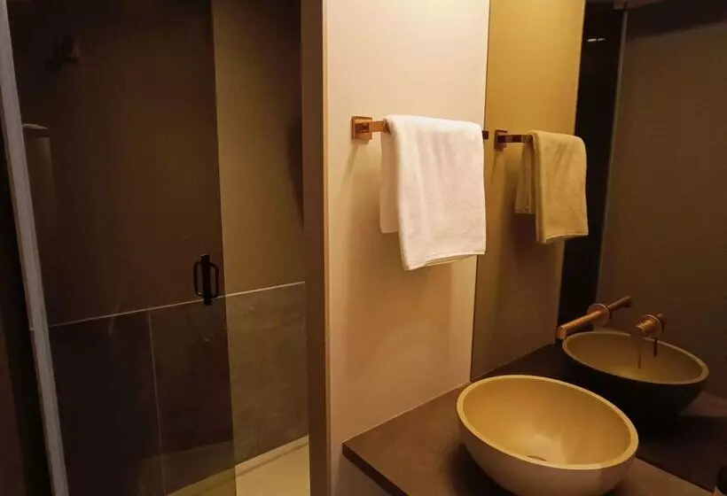 هتل Hôtel Kyriad Brive Ouest