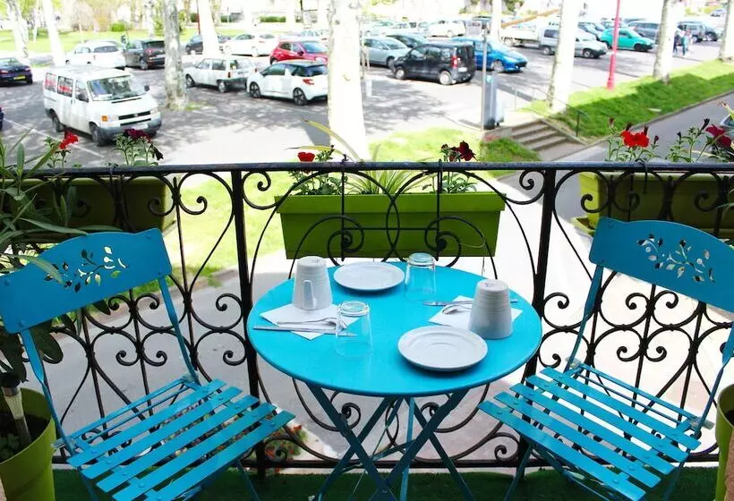 ホテル Contact Hôtel Les Platanes Villeneuve Sur Lot Centre