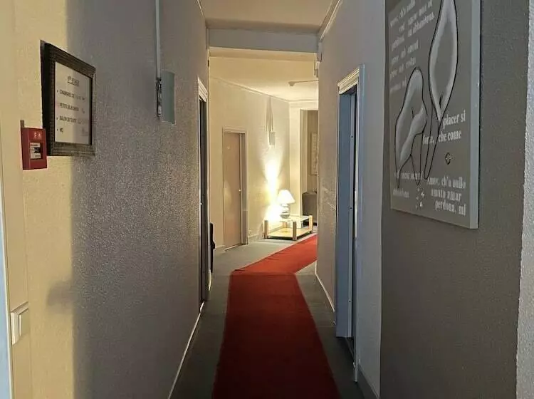 ホテル Contact Hôtel Les Platanes Villeneuve Sur Lot Centre