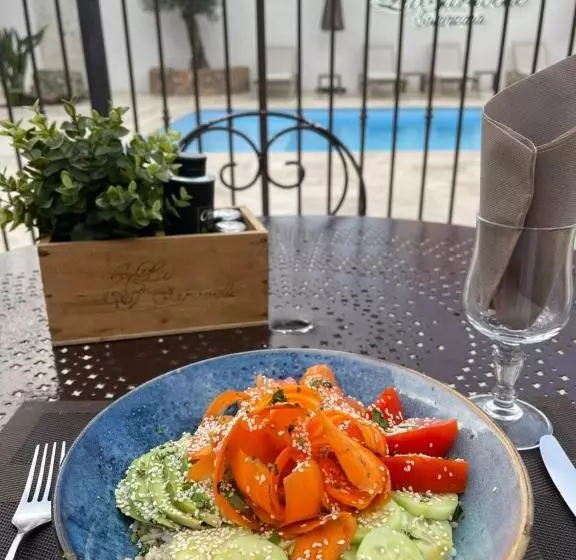 ホテル Hôtel Restaurant La Caravelle