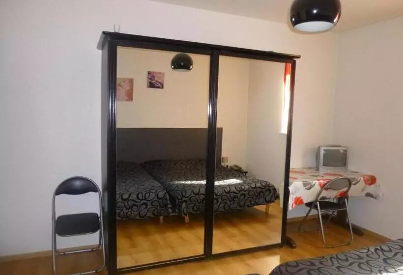 هتل Studio/hôtel Porte De France