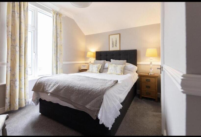 צימר Albury House