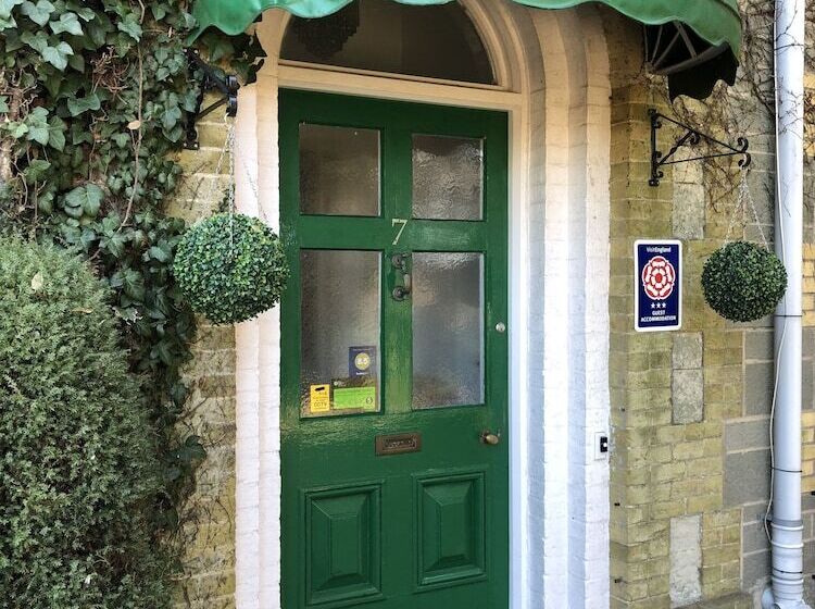 Отель Chad Hill